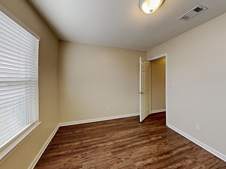 Building Photo - 403 Tina Hely Ct
