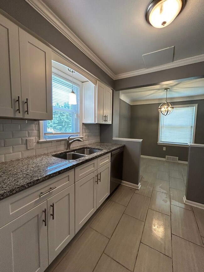 Building Photo - Spacious 3-Bedroom, 2-Bath House in South Euclid