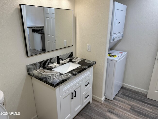 Building Photo - 217 W Estate Ln