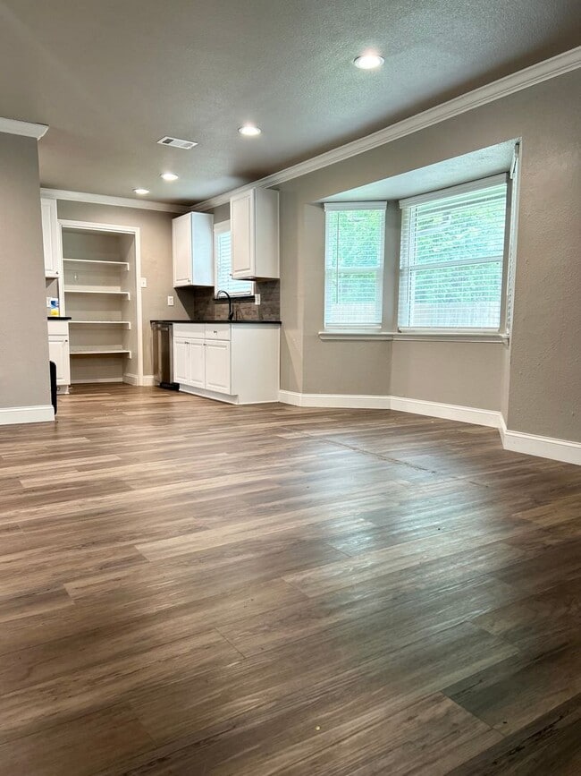 Building Photo - Located in the HEART of Burleson!