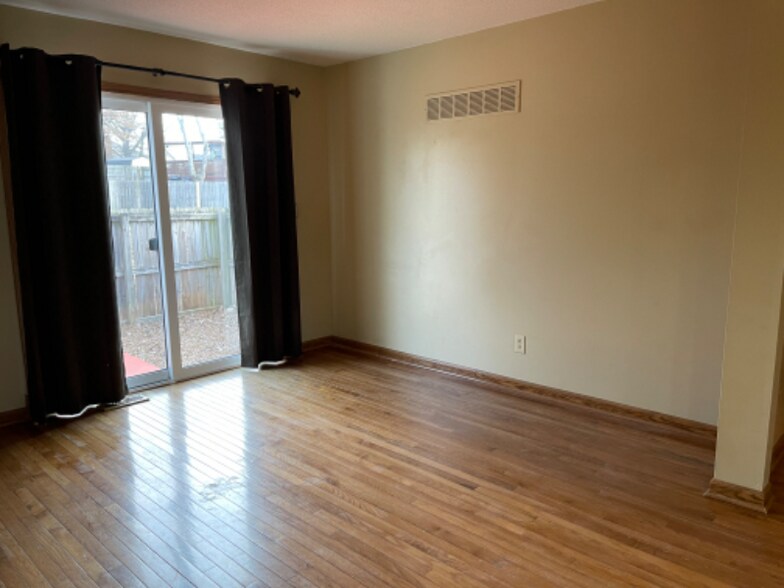 Building Photo - 3727 NE Colonial Dr