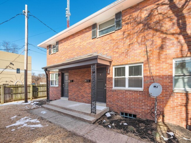 Building Photo - 554 Riverview Dr