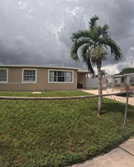 Building Photo - 5720 SW 38th St