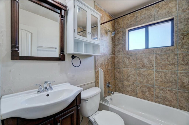 Building Photo - 2112 SW 77th St
