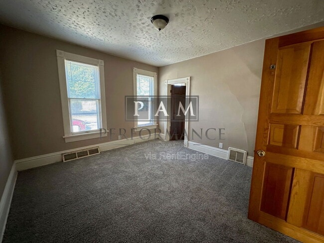 Building Photo - 823 Yout St