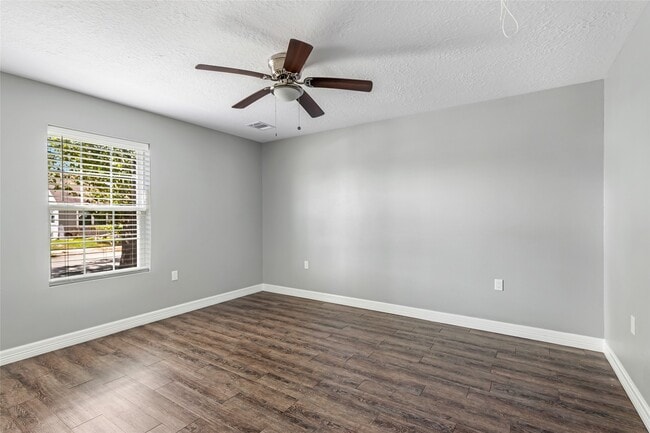 Building Photo - 520 E Defee Ave