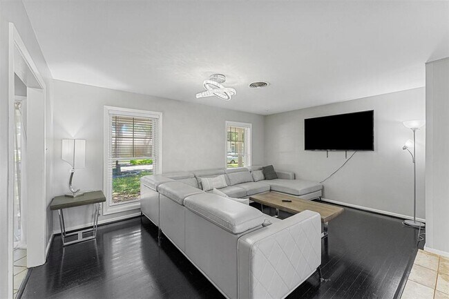 Building Photo - 9622 Fairdale Ln
