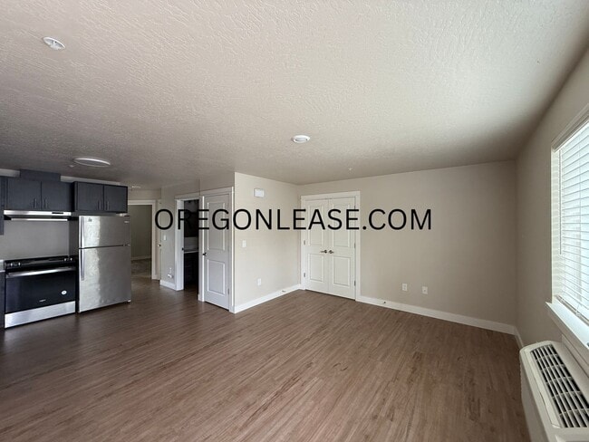 Building Photo - Newer 2-Bedroom Apartment