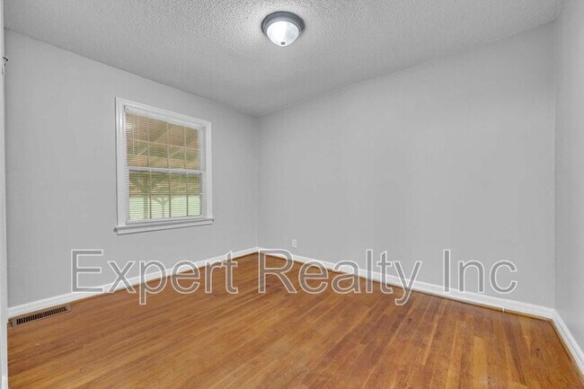 Building Photo - 920 Parkway Dr