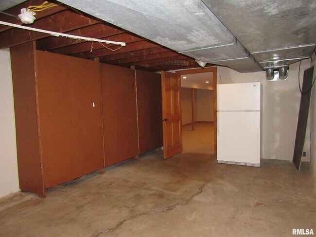 Building Photo - 233 Manor Dr