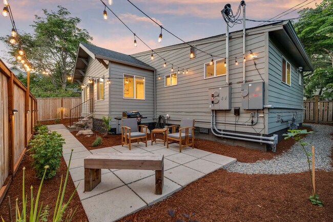 Building Photo - 6404 47th Ave SW