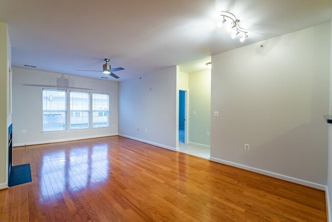 Building Photo - Spacious 3 Bed 2 Bath Condo With Balcony In Sought After Summerfield at Brambleton