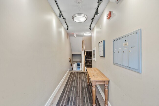 Building Photo - 1336 Belmont St NW