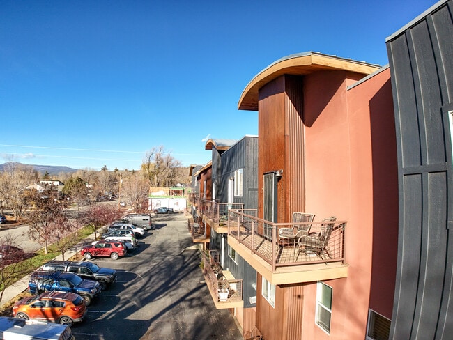 Building Photo - 190 E 7th Ave