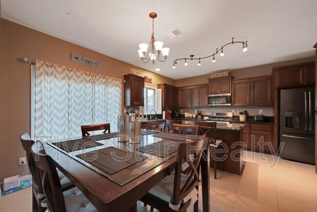Building Photo - 5609 Peach Tree Dr