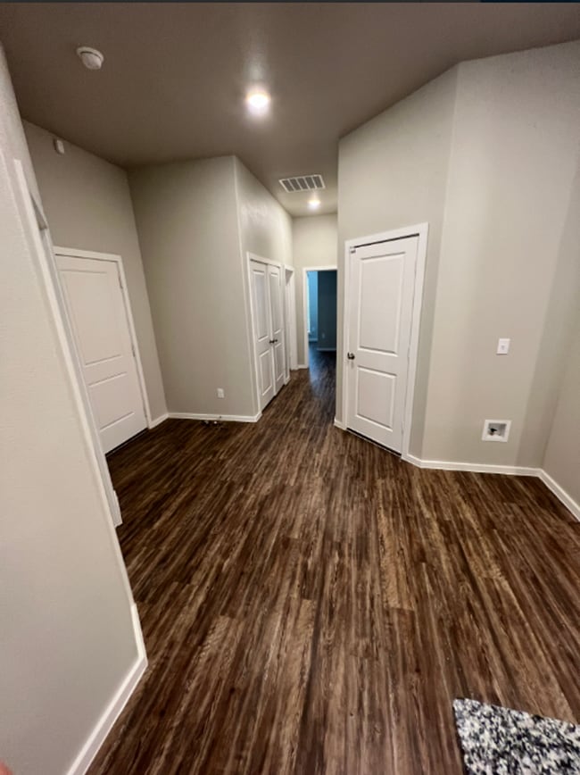 Building Photo - AVAILABLE NOW! 3/2/1 off west 19th!