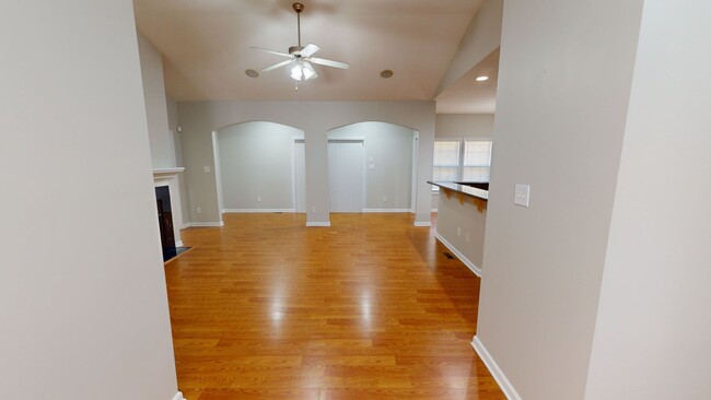 Building Photo - 3 Bedroom Open Floor-Plan Home with Finish...