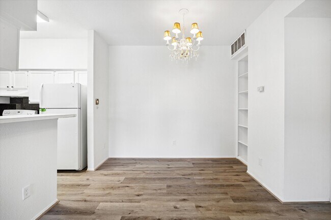 Building Photo - 2425 Augusta Dr