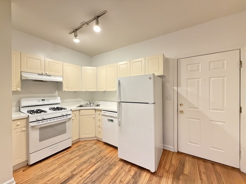 Building Photo - 909 W Dakin St