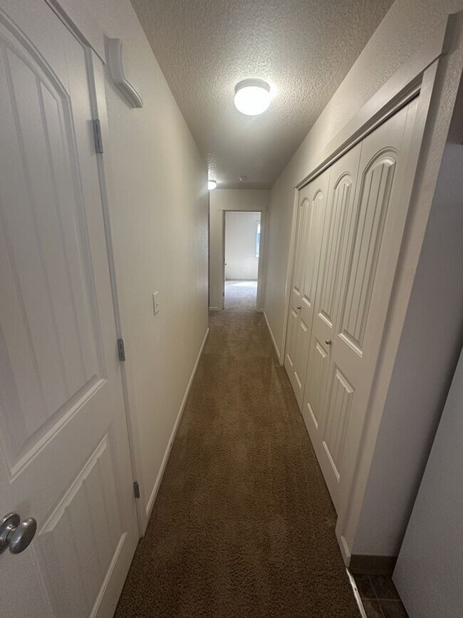 Building Photo - Three Bedroom Ranch in Orchards!