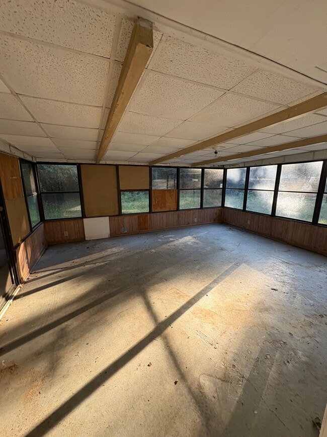 Building Photo - 1542 Midway St