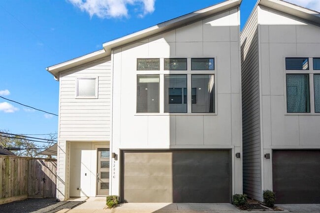 Building Photo - 3208 N MacGregor Way