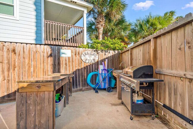 Building Photo - 707 Parkplace-SI ID1036727P