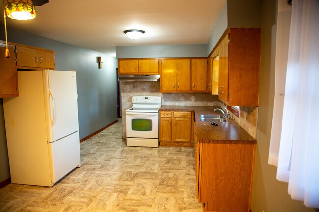 Building Photo - 631 Elm St