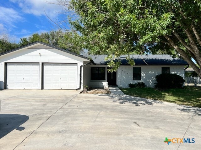 Primary Photo - 1302 S Mesquite Ave