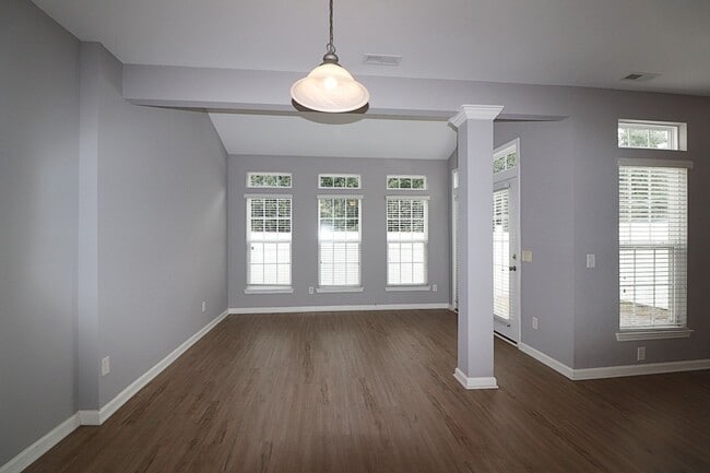 Building Photo - Great 3 Bed 2.5 bath townhome in Sunset Po...