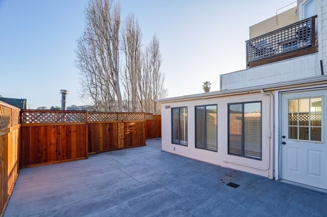 Building Photo - 3 Bed / 2 Bath pet friendly large and sunny unit on 24th St in Noe Valley. YouTube tour!