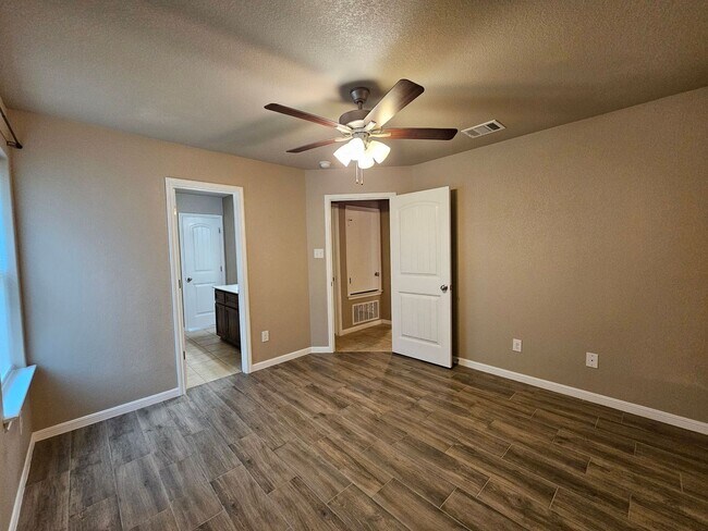 Building Photo - 5010 Charles Lp
