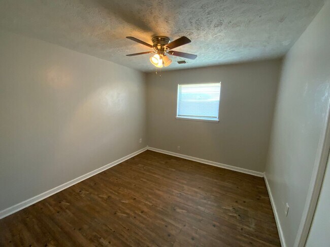 Building Photo - 2800 N Rockwell Ave