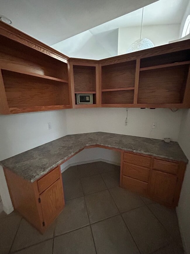 Building Photo - 2614 W Oakridge Ave