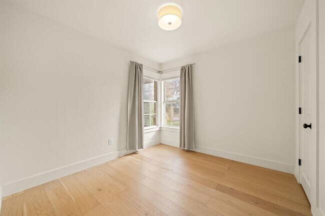 Building Photo - 912 Mansell Ave