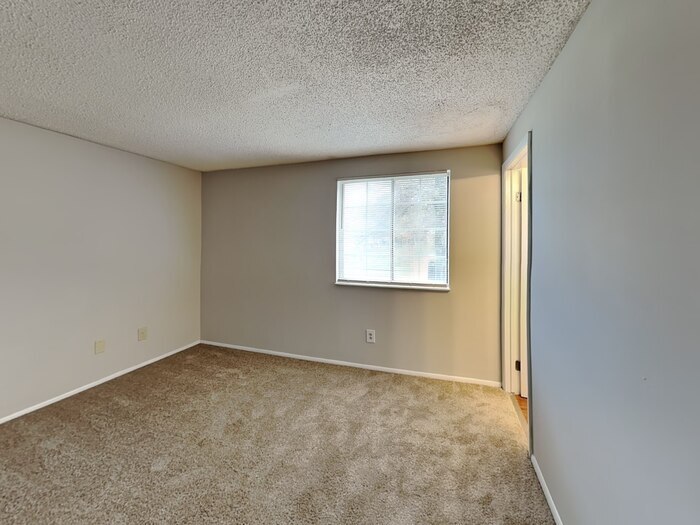 Building Photo - 3025 Oneida Rd