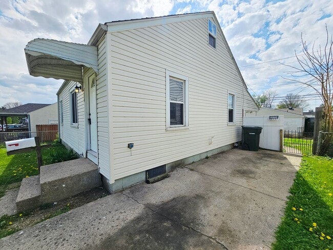 Building Photo - Move-In Ready 2BR/1BA Home w/ 2-Car Garage | Recently Updated