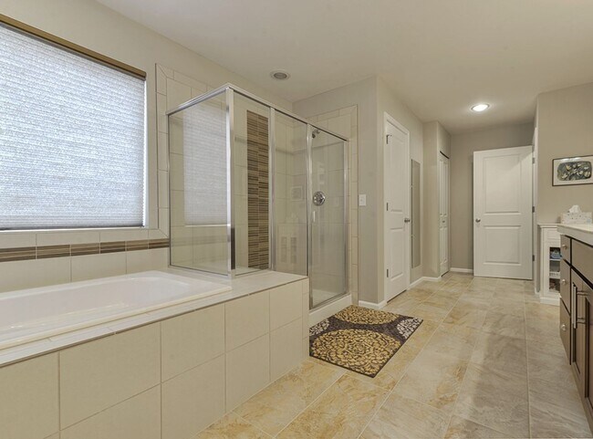 Building Photo - Maple Valley Stunning 5+ Bedroom 2.75 Bath