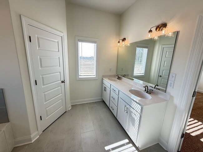 Building Photo - 7436 Newbury Dr