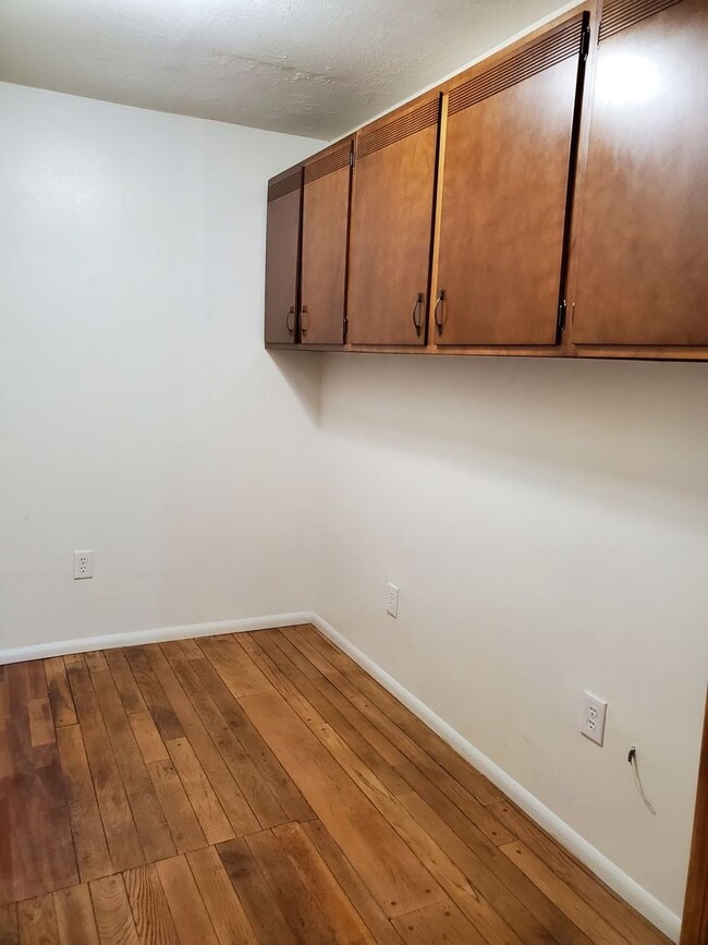 Building Photo - Charming 3 bedroom 1 bath Sheridan Park/Ma...
