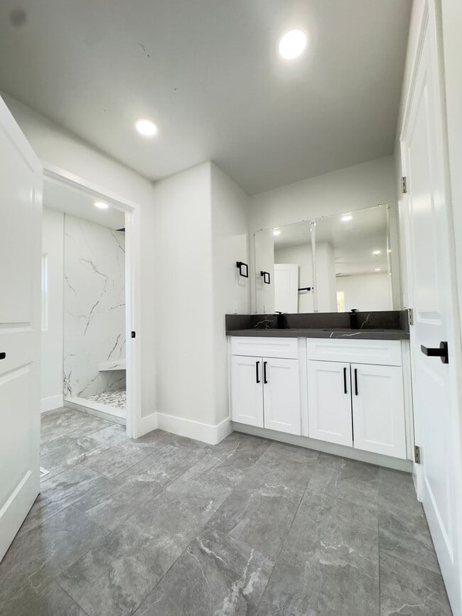 Building Photo - Beautifully spacious 2 bedroom 2 bath