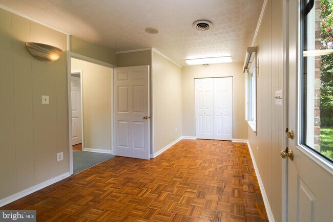Building Photo - 610 Valley Brook Dr