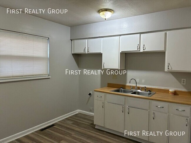 Building Photo - 2214 Alpena Ave