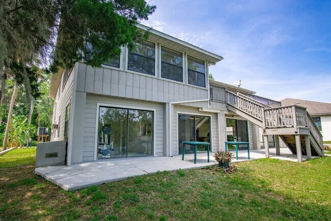 Building Photo - 1045 N Cres Dr