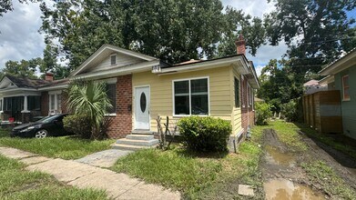 Building Photo - Single Family Home - Three Bedroom Under R...