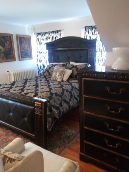 queen size bedroom ebony room - 523 Overdale Rd