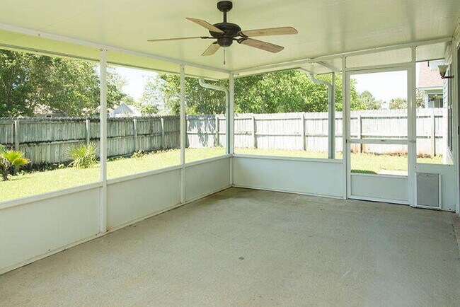 Building Photo - "Coastal Comfort Awaits: Charming 3-Bed, 2...