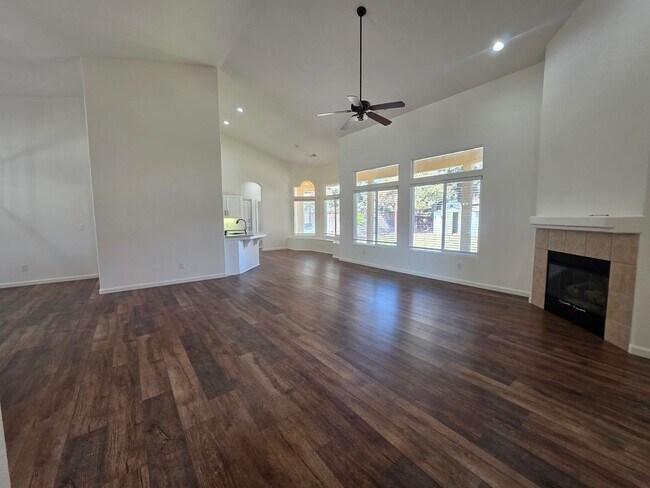 Building Photo - 3 bedroom 2 bathroom in a desirable SE Vis...