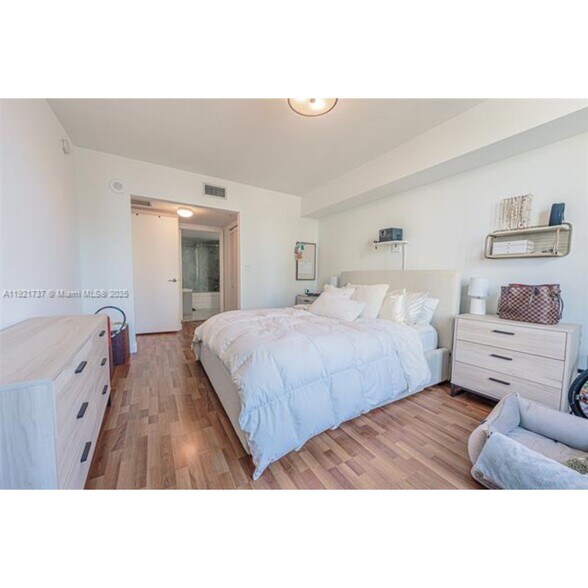 Building Photo - 31 SE 5th St