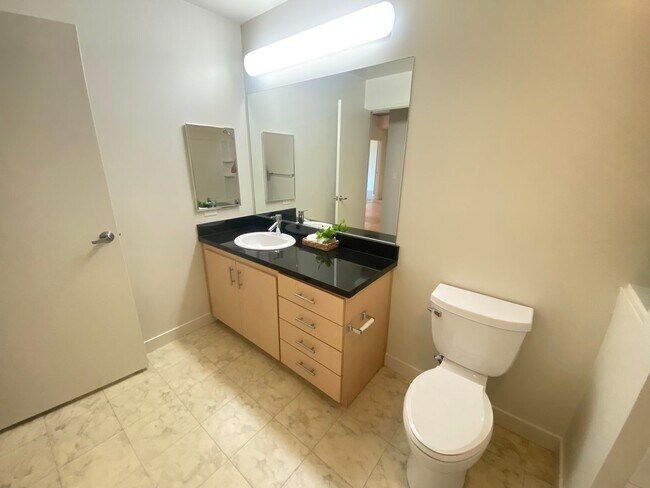 Building Photo - Advent - Gorgeous & Bright Contemporary Style Condo W/ Parking & Laundry!